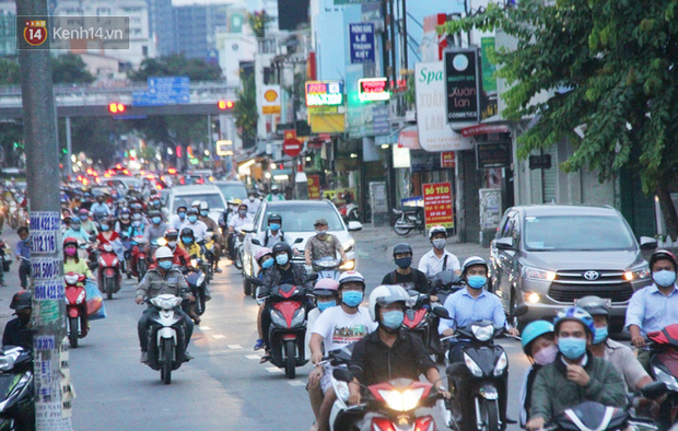 Hàng ngàn người dân Sài Gòn chen nhau trên đường trong chiều ngày 15, Thủ tướng đồng ý kéo dài cách ly xã hội đến 22/4 - Ảnh 19.