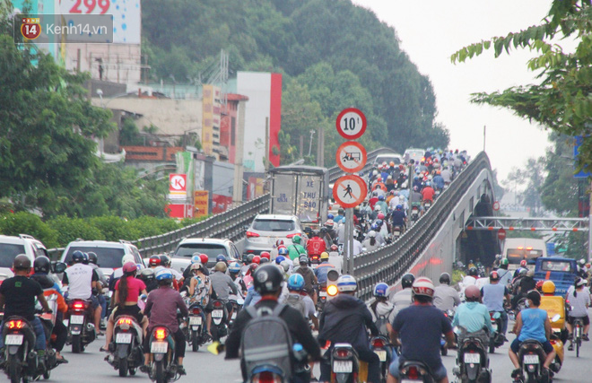Hàng ngàn người dân Sài Gòn chen nhau trên đường trong chiều ngày 15, Thủ tướng đồng ý kéo dài cách ly xã hội đến 22/4 - Ảnh 3.