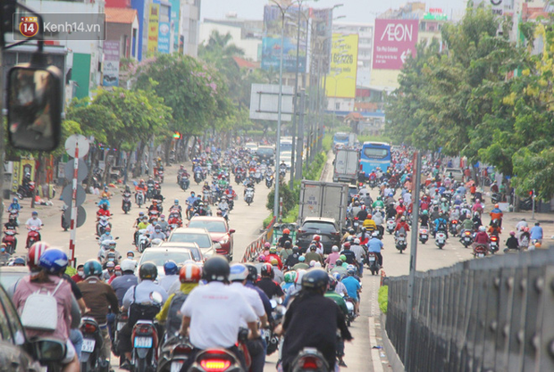 Hàng ngàn người dân Sài Gòn chen nhau trên đường trong chiều ngày 15, Thủ tướng đồng ý kéo dài cách ly xã hội đến 22/4 - Ảnh 4.