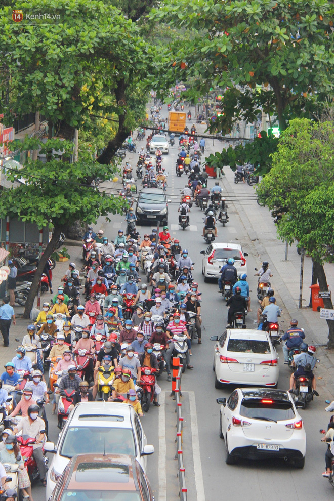 Hàng ngàn người dân Sài Gòn chen nhau trên đường trong chiều ngày 15, Thủ tướng đồng ý kéo dài cách ly xã hội đến 22/4 - Ảnh 5.