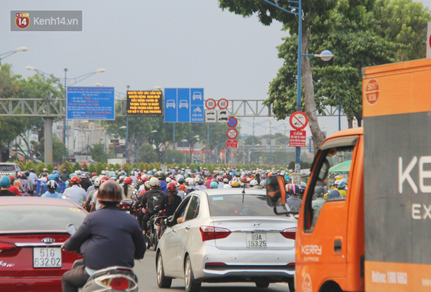 Hàng ngàn người dân Sài Gòn chen nhau trên đường trong chiều ngày 15, Thủ tướng đồng ý kéo dài cách ly xã hội đến 22/4 - Ảnh 7.