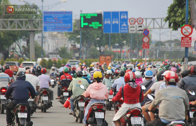 Hàng ngàn người dân Sài Gòn chen nhau trên đường trong chiều ngày 15, Thủ tướng đồng ý kéo dài cách ly xã hội đến 22/4 - Ảnh 9.