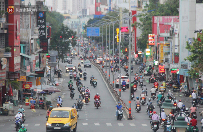 Hàng ngàn người dân Sài Gòn chen nhau trên đường trong chiều ngày 15, Thủ tướng đồng ý kéo dài cách ly xã hội đến 22/4 - Ảnh 10.