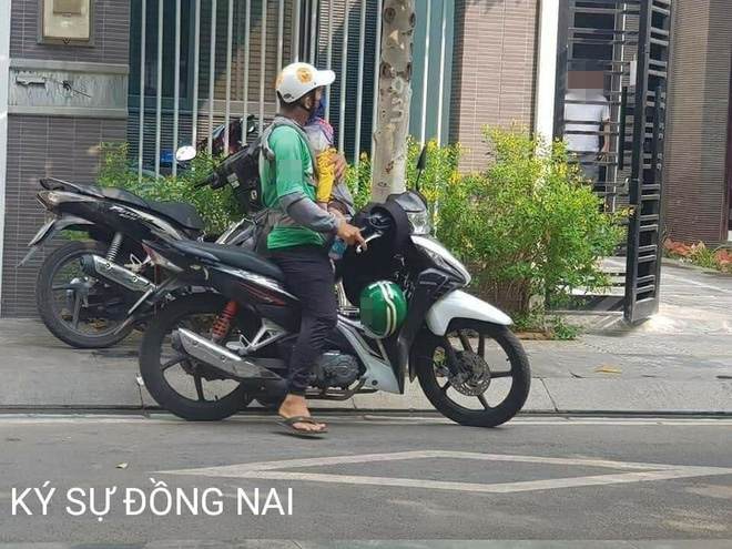 Ông bố trẻ đi giao hàng và hình ảnh trước ngực áo khiến tất cả lặng người - Ảnh 1.