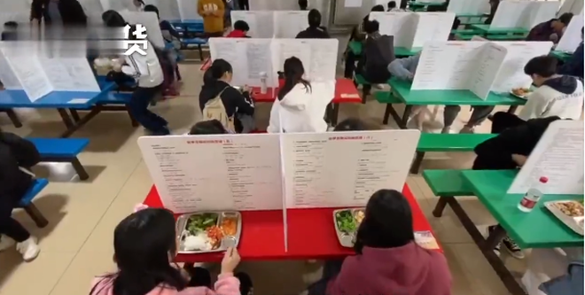 Trường học dựng vách ngăn chống dịch trong canteen, học trò ôm đầu méo mặt vì dòng chữ đặc biệt trên vách - Ảnh 2.