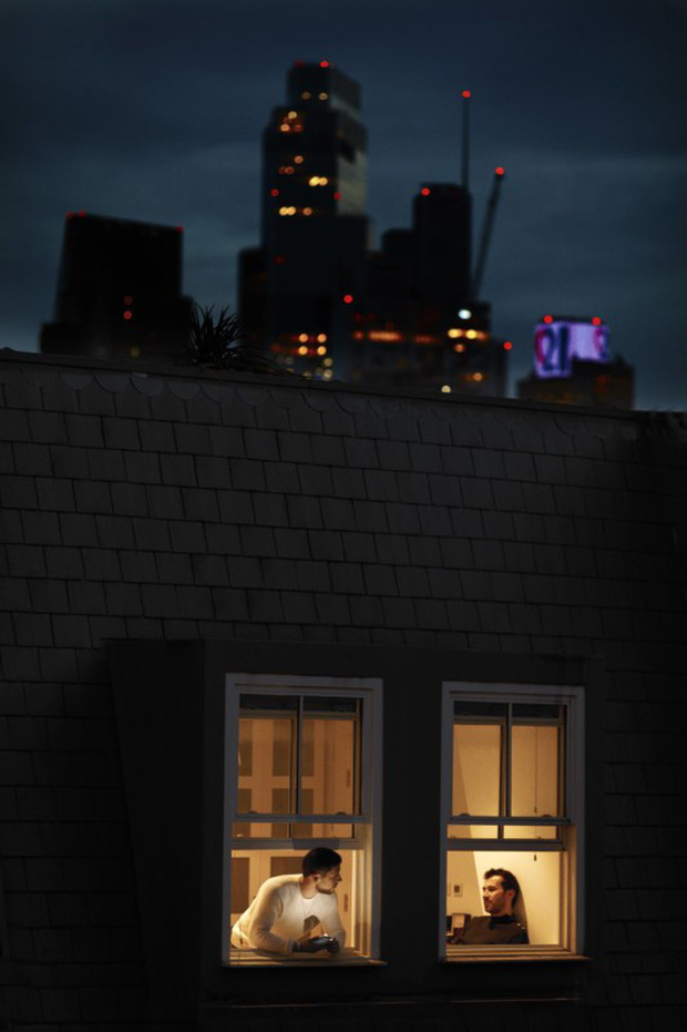 Nhiếp ảnh mùa dịch: Bộ ảnh qua khung cửa sổ hàng xóm trong những ngày ở nhà giãn cách xã hội - Ảnh 2.