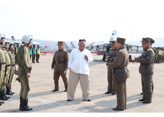 Ông Kim Jong-un xem MiG-29 Triều Tiên không chiến, tấn công mục tiêu - Ảnh 1.