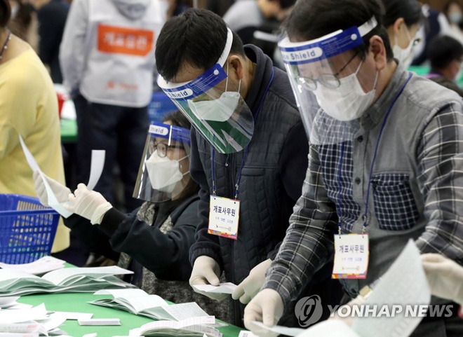 Đảng cầm quyền Hàn Quốc thắng lớn nhờ chống dịch hiệu quả - Ảnh 1.