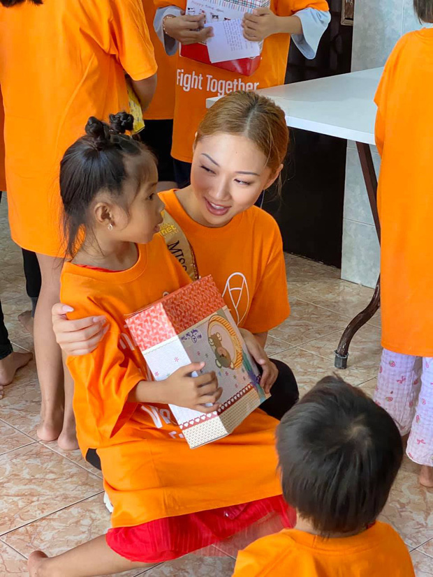 Đám tang Hoa hậu Jacqueline Đặng tại Mỹ: Không khí vắng lặng, người bố nén đau thương tiễn con gái về nơi an nghỉ - Ảnh 4.