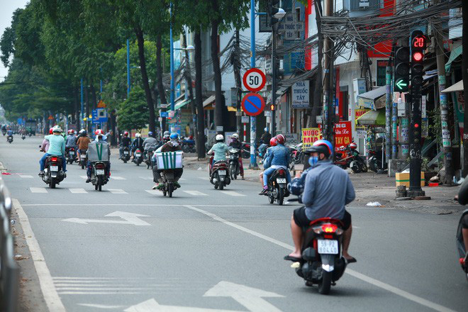 Dịch Covid-19 ngày 17/4: Tròn 24 giờ không ghi nhận ca mắc mới; ngày đầu giai đoạn 2 cách ly, quán nhậu tràn vỉa hè - Ảnh 2.