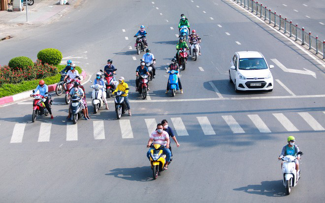 Dịch Covid-19 ngày 17/4: Tròn 24 giờ không ghi nhận ca mắc mới; ngày đầu giai đoạn 2 cách ly, quán nhậu tràn vỉa hè - Ảnh 3.