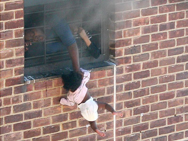 Bức ảnh đứa trẻ 7 tháng tuổi bị thả lủng lẳng ngoài cửa sổ được chia sẻ rầm rộ nhưng không phải ai cũng biết hoàn cảnh nó ra đời - Ảnh 1.