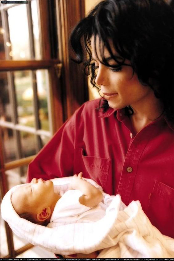 Cuộc sống cô độc của cậu con trai út nhà Michael Jackson: Đứa trẻ không mẹ, 7 tuổi đã mồ côi cha, sống vô hình trong gia tộc giàu sang  - Ảnh 1.