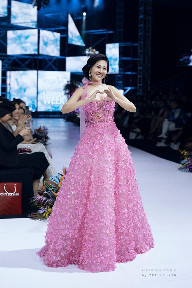 Đã có người trả giá 110 triệu cho chiếc váy Mai Phương từng catwalk lúc bệnh nặng nhằm đóng góp vào quỹ nuôi bé Lavie - Ảnh 3.