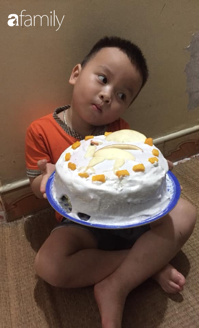 Hí hửng được dì làm bánh sinh nhật, bé 3 tuổi bê chiếc bánh mà chán không muốn nhìn, dân mạng xem ảnh thì cười ốm người - Ảnh 2.