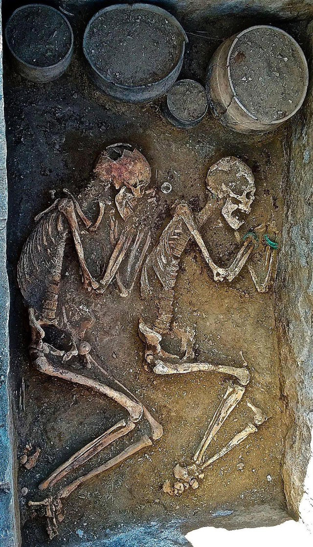 Giải mã bí ẩn về đôi tình nhân nằm cạnh nhau trong mộ cổ suốt 5.000 năm - Ảnh 1.