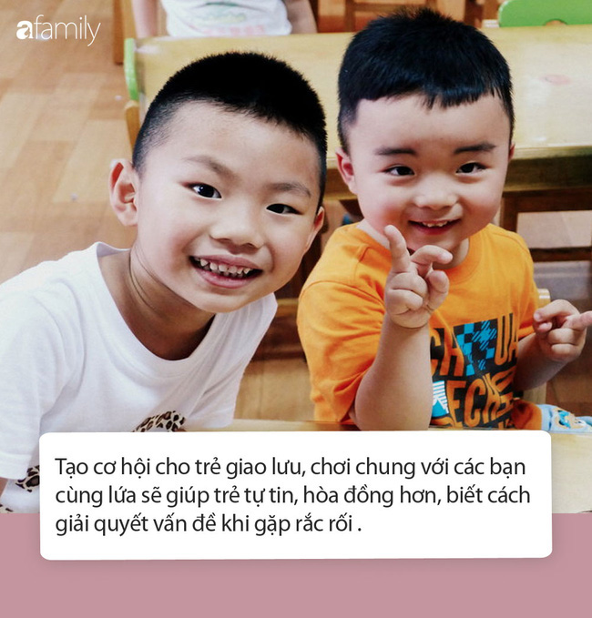 Hai cậu bé ôm nhau khóc òa giữa sân trường, cô giáo và các bạn ngơ ngác không hiểu chuyện gì rồi bật cười với lý do rất đáng yêu - Ảnh 3.