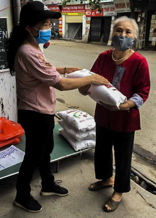 Nữ chủ nhà trọ miễn tiền nước, ủng hộ mỗi phòng 10kg gạo ở Hà Nội - Ảnh 1.