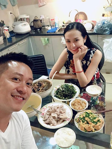 Muôn vàn khoảnh khắc ở nhà vẫn vui của sao Việt: Người thành đầu bếp chuyên nghiệp, người thì rủ nhau quay clip bắt trend - Ảnh 1.