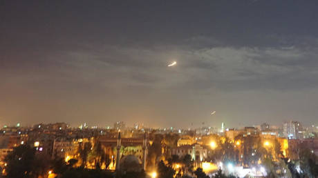 Thông tin mới nhất về vụ tập kích của Israel vào Syria, bất ngờ về thiệt hại - Chảo lửa Idlib bùng nổ, QĐ Syria ra đòn sấm sét - Ảnh 2.