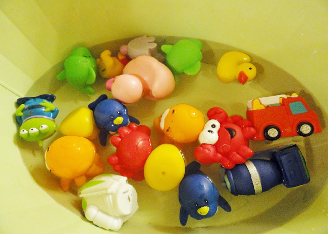 Tưởng đồ chơi nhà tắm sạch, ai ngờ bên trong nó lại chứa khoảng 20 triệu tế bào vi khuẩn và nấm mốc - Ảnh 2.