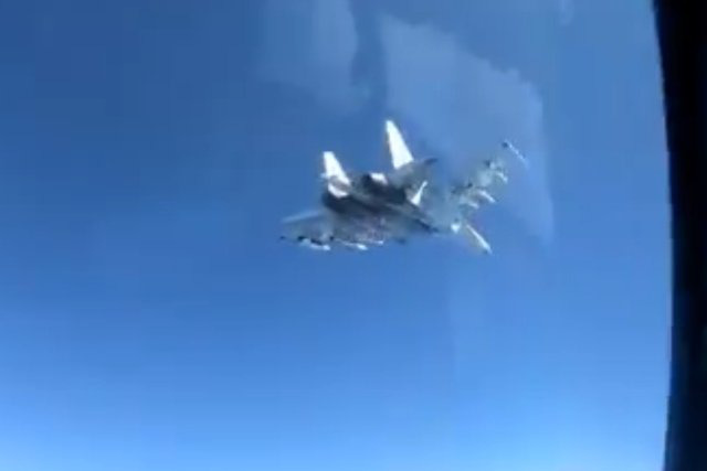 Su-35 đã chặn đứng máy bay Mỹ tiếp cận căn cứ Khmeimim ở Syria: Đừng đùa với Gấu Nga! - Ảnh 1.