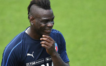 Lang thang trên mạng mùa Covid-19, Balotelli bị cấm livestream với ngôi sao phim khiêu dâm