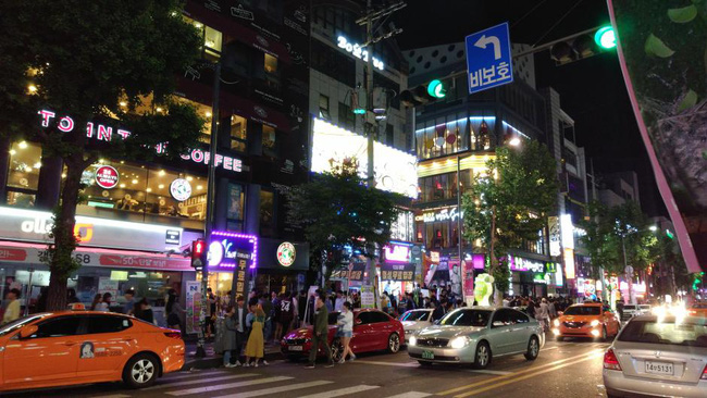 Đất nước không thiếu những khu phố ăn chơi xập xình nổi tiếng gần xa nhưng len lỏi trong đó là sự kiệt sức của con người Hàn Quốc - Ảnh 4.