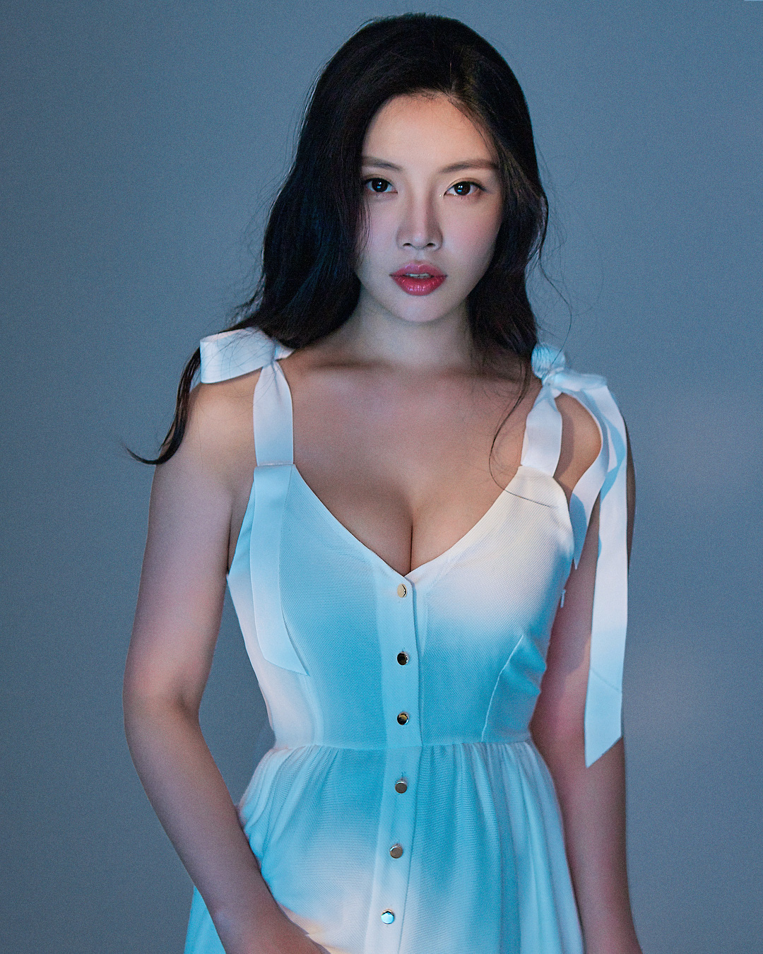 Tiểu Long Nữ bị chỉ trích dữ dội vì phong cách gợi cảm: Đời tư tai tiếng,  thích khoe thân