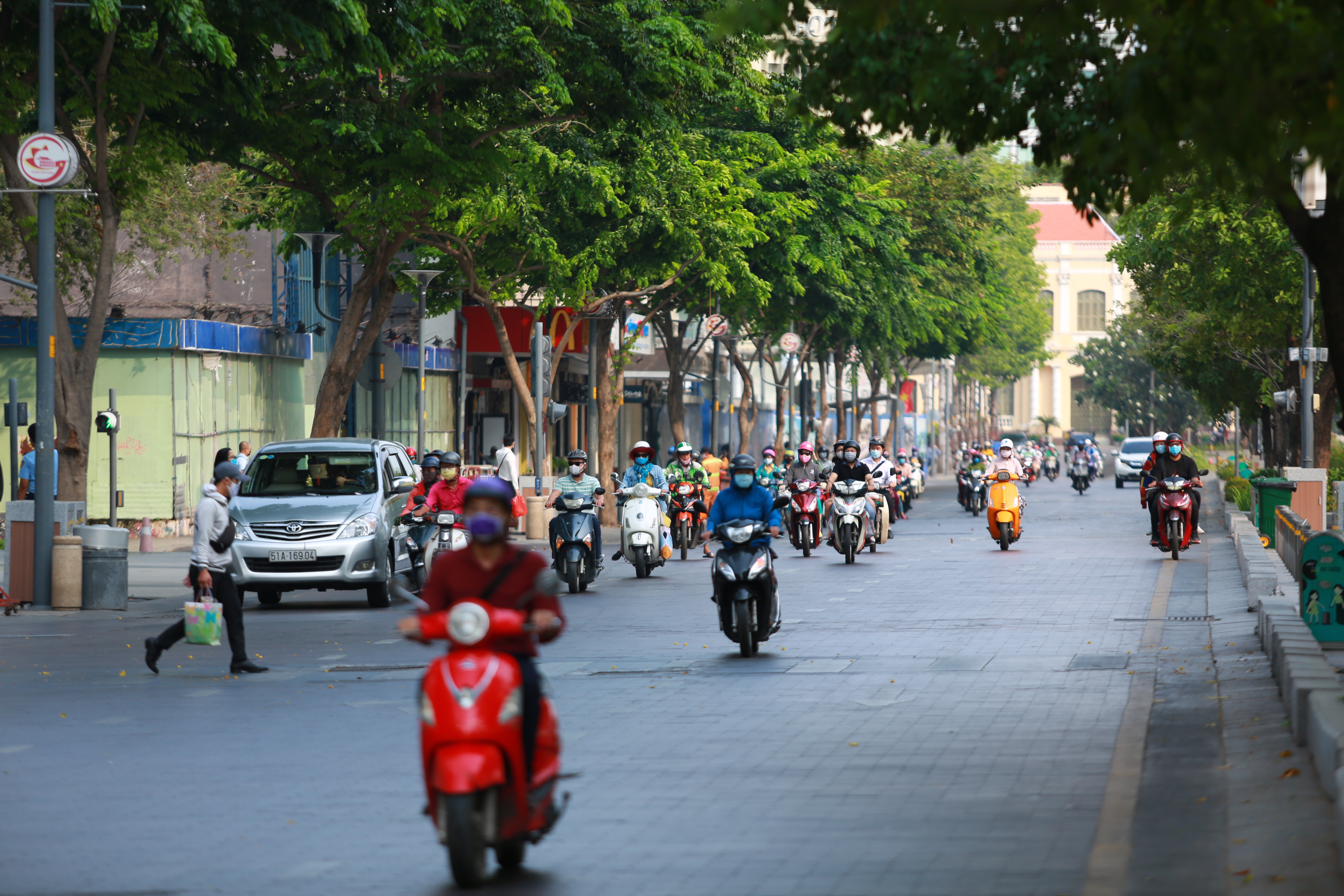 [Ảnh] Đường phố nhộn nhịp trở lại, các phương tiện chen chân chờ đèn đỏ ngày đầu tiên hết cách ly toàn xã hội ở TP.HCM - Ảnh 11.