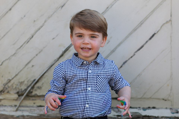 Hôm nay Hoàng tử Louis tròn 2 tuổi, Công nương Kate thực hiện bộ ảnh đặc biệt chưa từng thấy dành cho con trai út khiến người hâm mộ thích thú - Ảnh 2.