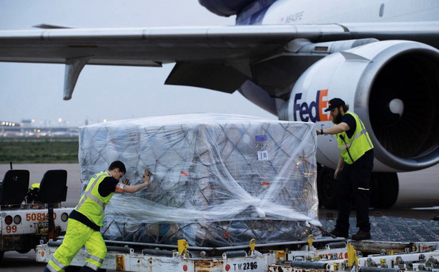 Ngoại trưởng Mỹ cảm ơn Việt Nam hỗ trợ vận chuyển 2,2 triệu bộ đồ bảo hộ - Ảnh 1.