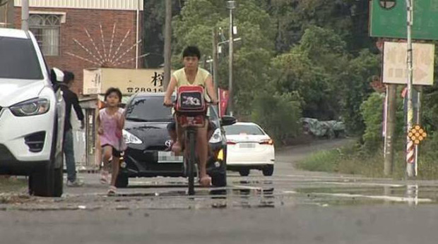Mẹ đạp xe để bé gái 6 tuổi chạy bộ theo sau tới trường, nhiều người chỉ trích nhưng sự thật đằng sau mới bất ngờ - Ảnh 1.