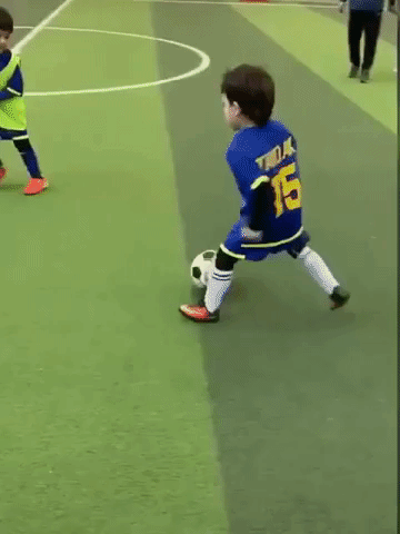 Người dân Trung Quốc phát cuồng với cậu bé 6 tuổi sở hữu khả năng đi bóng như Messi, Neymar - Ảnh 1.