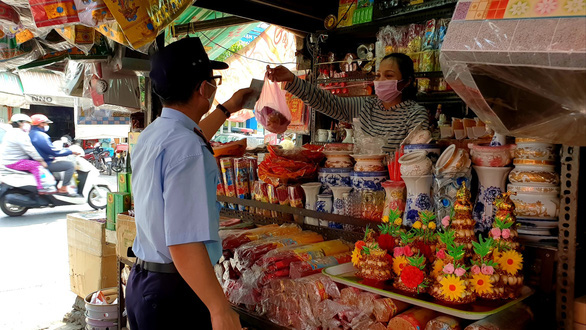 Dịch Covid-19 ngày 23/4: Máy xét nghiệm Covid-19 khoảng 2,3 tỷ đồng nâng lên 7 tỷ đồng; Vừa hết cách ly, nhiều người nhanh chóng đi cắt tóc, uống cà phê - Ảnh 4.