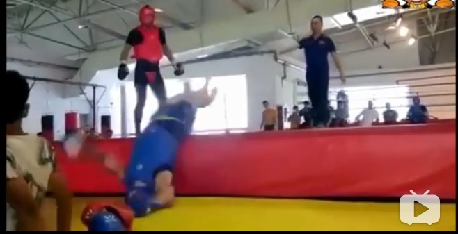 Võ sĩ Triệt Quyền Đạo bị đá cắm đầu rơi khỏi đài, ngất sau 5 giây đấu cao thủ kickboxing - Ảnh 2.