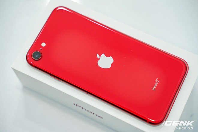 Cận cảnh iPhone SE 2020 đầu tiên tại Việt Nam: Thiết kế giống iPhone 8, giá từ 12.7 triệu đồng - Ảnh 1.