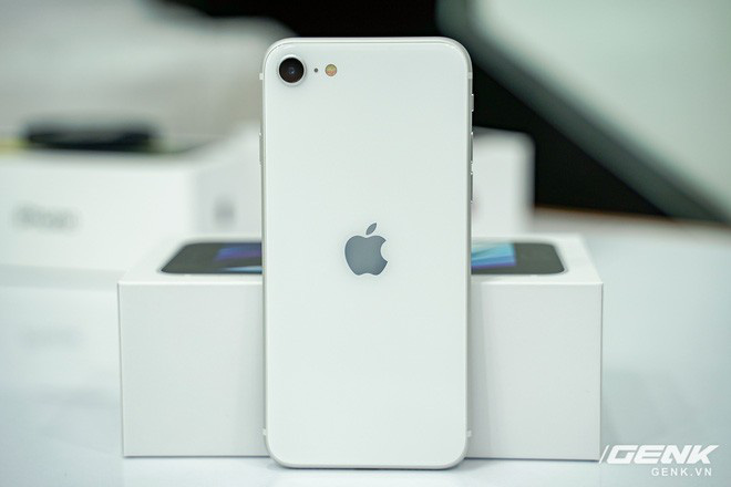 Cận cảnh iPhone SE 2020 đầu tiên tại Việt Nam: Thiết kế giống iPhone 8, giá từ 12.7 triệu đồng - Ảnh 13.