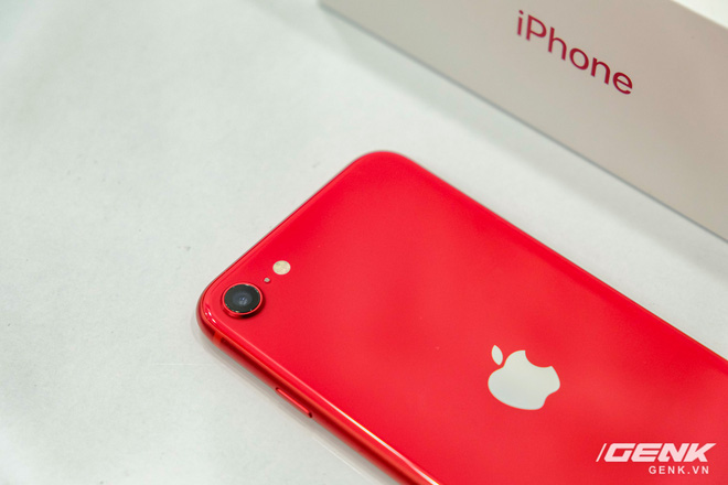 Cận cảnh iPhone SE 2020 đầu tiên tại Việt Nam: Thiết kế giống iPhone 8, giá từ 12.7 triệu đồng - Ảnh 9.