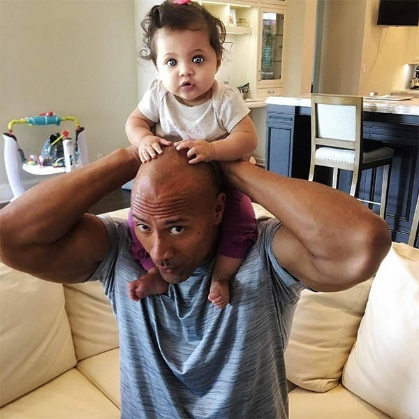 The Rock: The Hollywood giant and the surprised little moments in front of his wife and children - Photo 10.