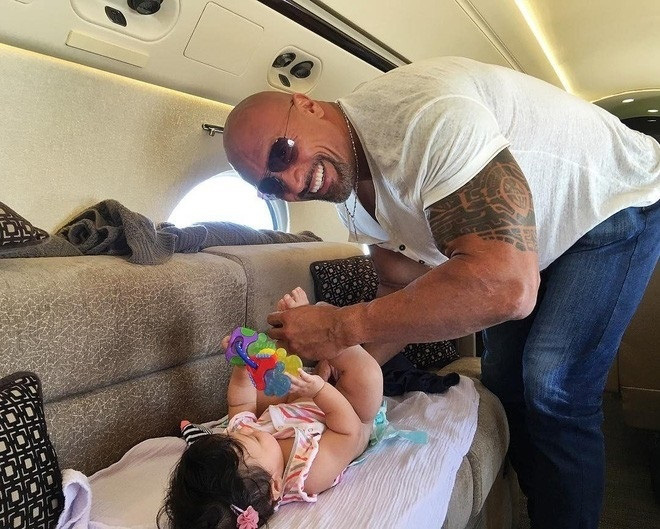 The Rock: The Hollywood giant and the surprised little moments in front of his wife and children - Photo 11.