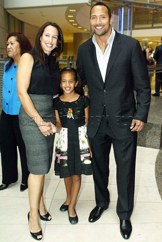 The Rock: The Hollywood giant and the surprised little moments in front of his wife and children - Photo 2.