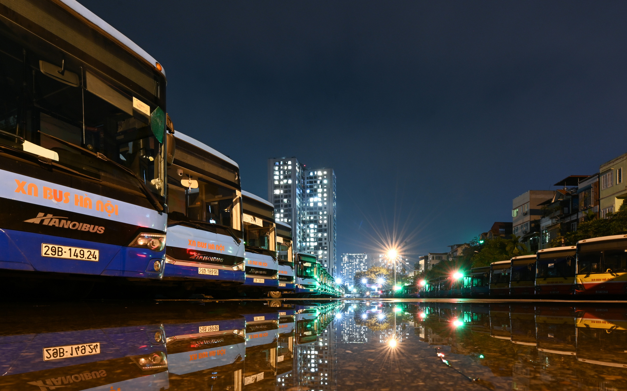 [ẢNH] Vẻ đẹp của gần 200 xe buýt tập kết về bến xếp hàng trong đêm - Ảnh 15.