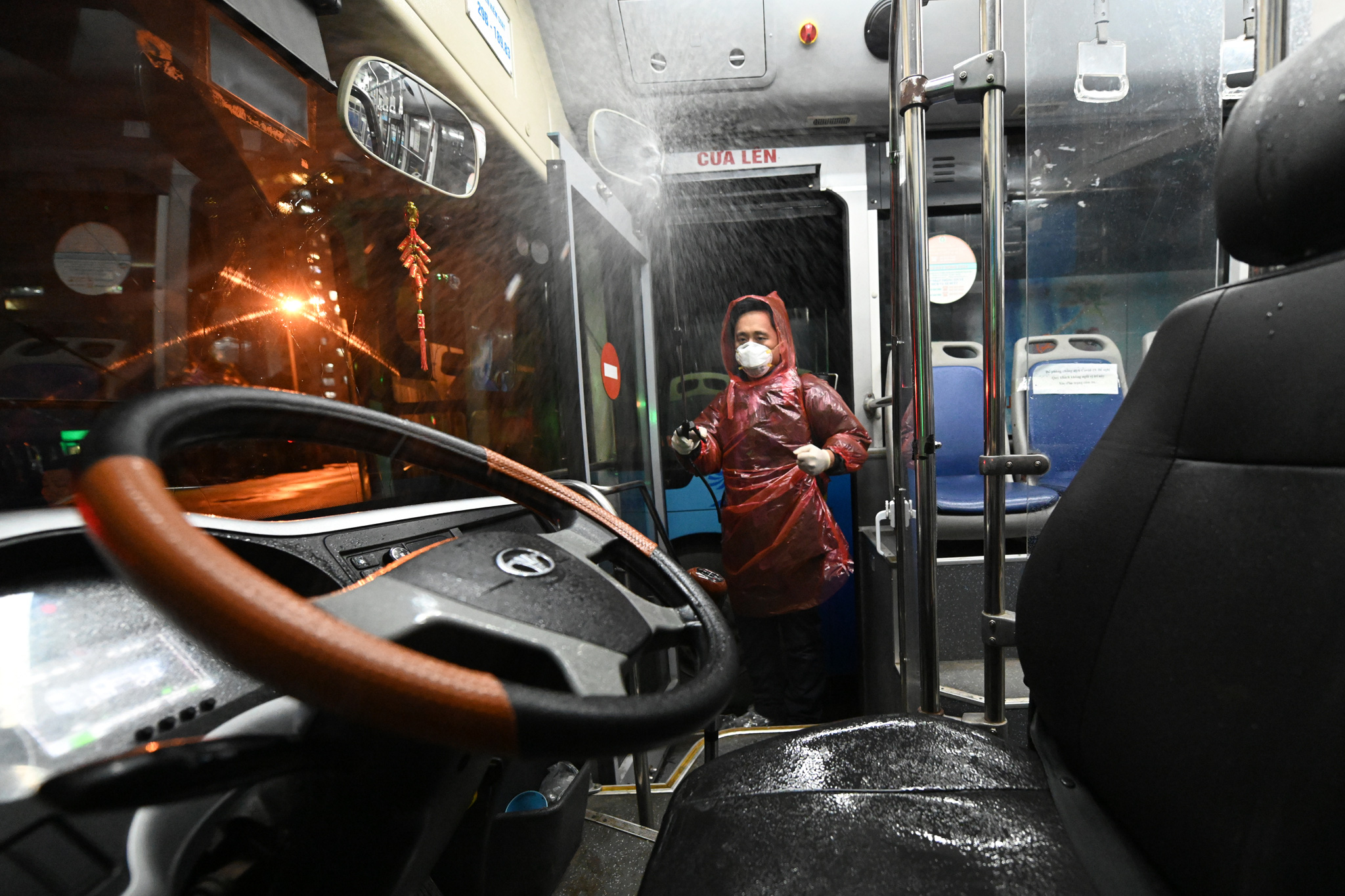 [ẢNH] Vẻ đẹp của gần 200 xe buýt tập kết về bến xếp hàng trong đêm - Ảnh 12.