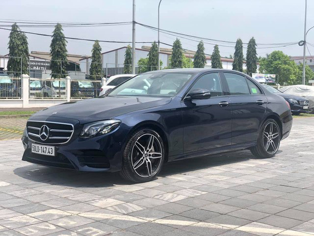 Đại lý chính hãng xả kho Mercedes-Benz E 300 AMG trưng bày: Mới lăn bánh 27 km, giá hời cả trăm triệu đồng so với mua mới - Ảnh 1.