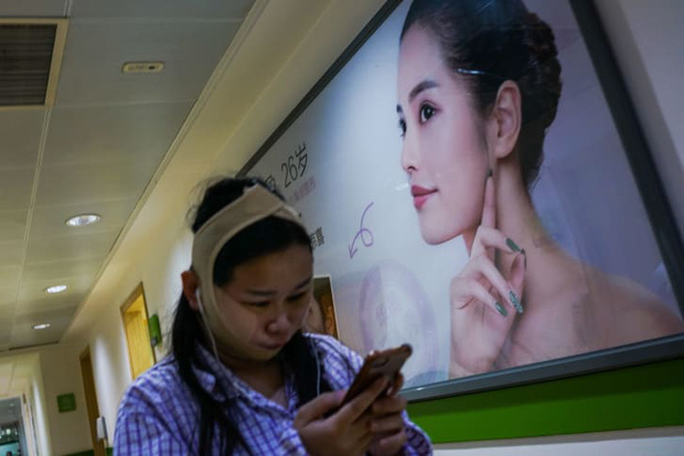 Ngành công nghiệp sắc đẹp Trung Quốc thời 4.0: Hành trình nguy hiểm từ các app tư vấn đập đi xây lại đến hàng chục lần nằm trên bàn mổ - Ảnh 5.