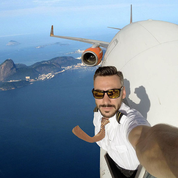 Đăng loạt ảnh selfie trên không trung gây xôn xao MXH, nam phi công lên tiếng giải thích nhưng vẫn không ngăn được bộ phận dân mạng tin sái cổ - Ảnh 4.