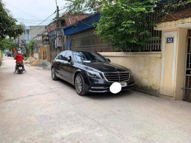 Đỗ xe tiền tỷ ngoài đường, chủ Mercedes để lại mẩu giấy để bảo vệ tài sản gây bất ngờ - Ảnh 1.