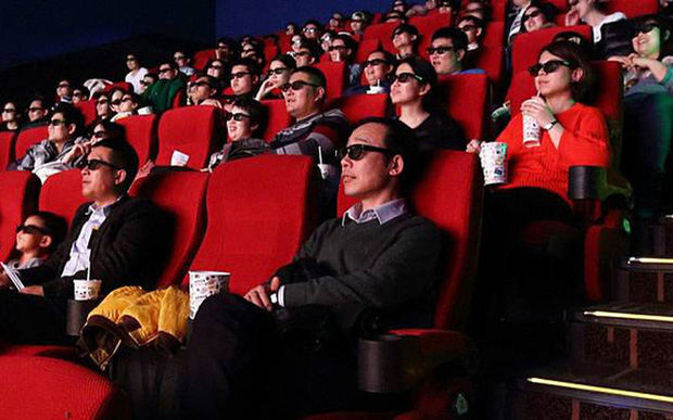 Các rạp chiếu phim ở Trung Quốc ‘ngắc ngoải’ vì Covid-19: Phải bán bỏng ngô không kèm vé, cho thuê rạp làm chỗ chụp ảnh cưới để cầm cự - Ảnh 1.