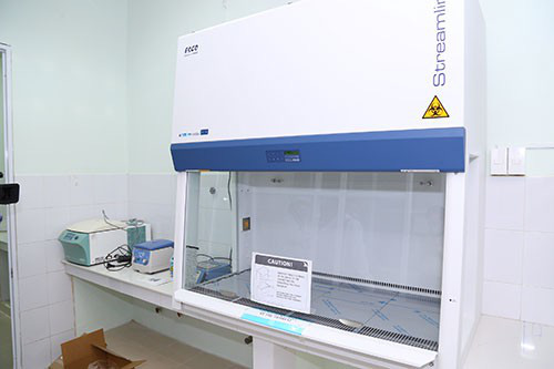 Giám đốc BVĐK Ninh Bình: Hệ thống xét nghiệm Real-time RT-PCR mua 5,9 tỷ đồng, không phải 8 tỷ; Bình Thuận nói gì về việc mượn 2 máy xét nghiệm COVID-19? - Ảnh 1.